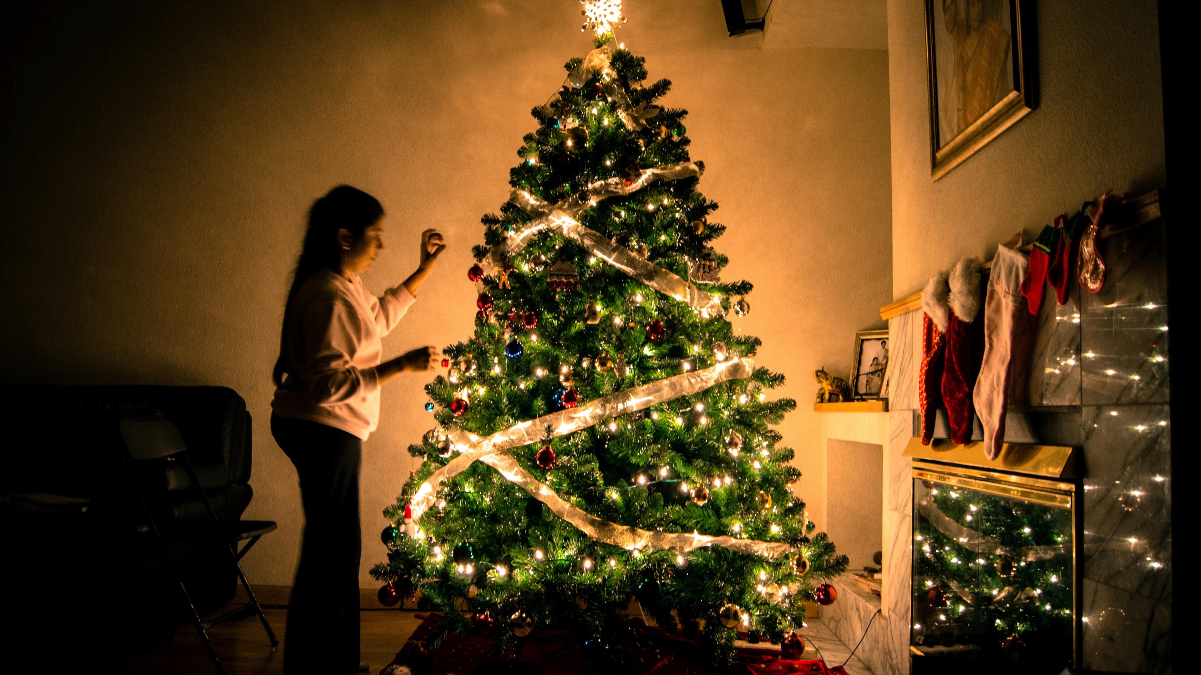Familie som pynter juletre